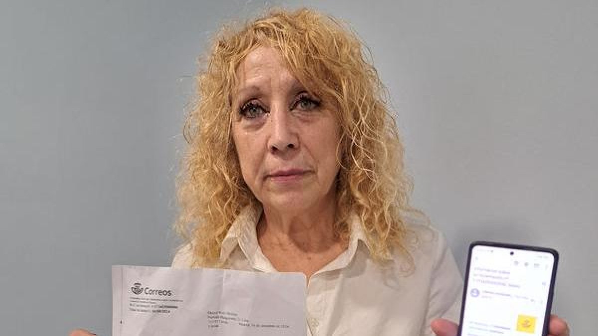 La vecina afectada mostrando la queja que presentó en Correos. - SCD