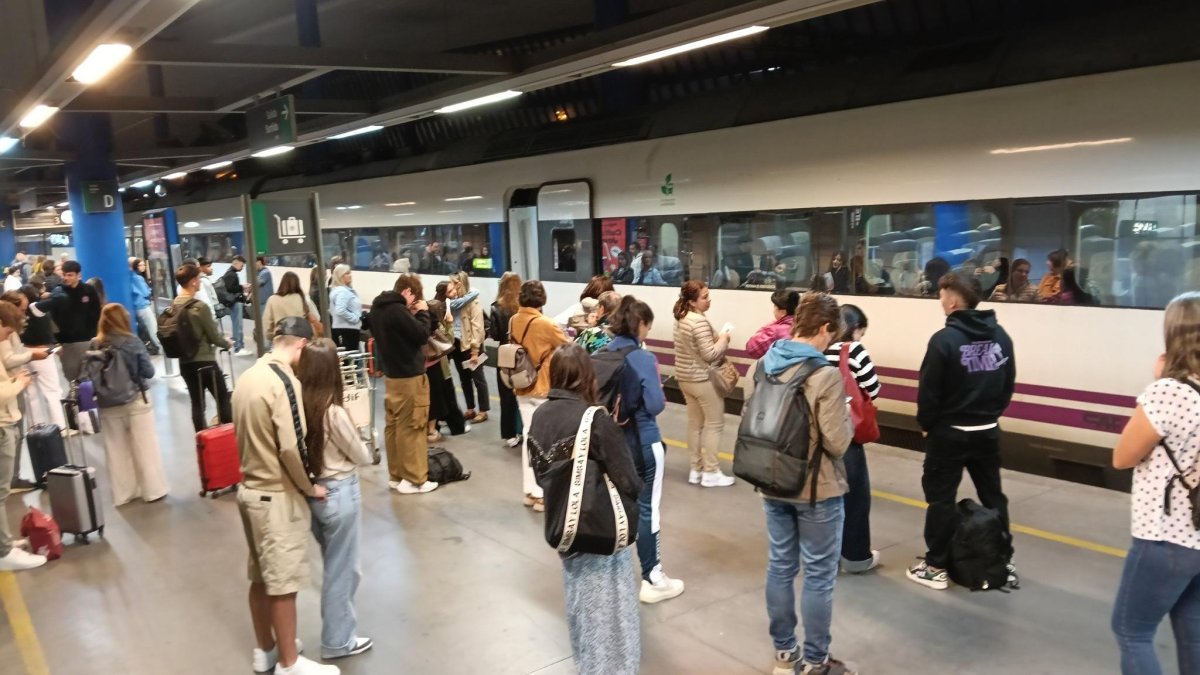 Viatgers a l'estació de Lleida esperant a l'andana.