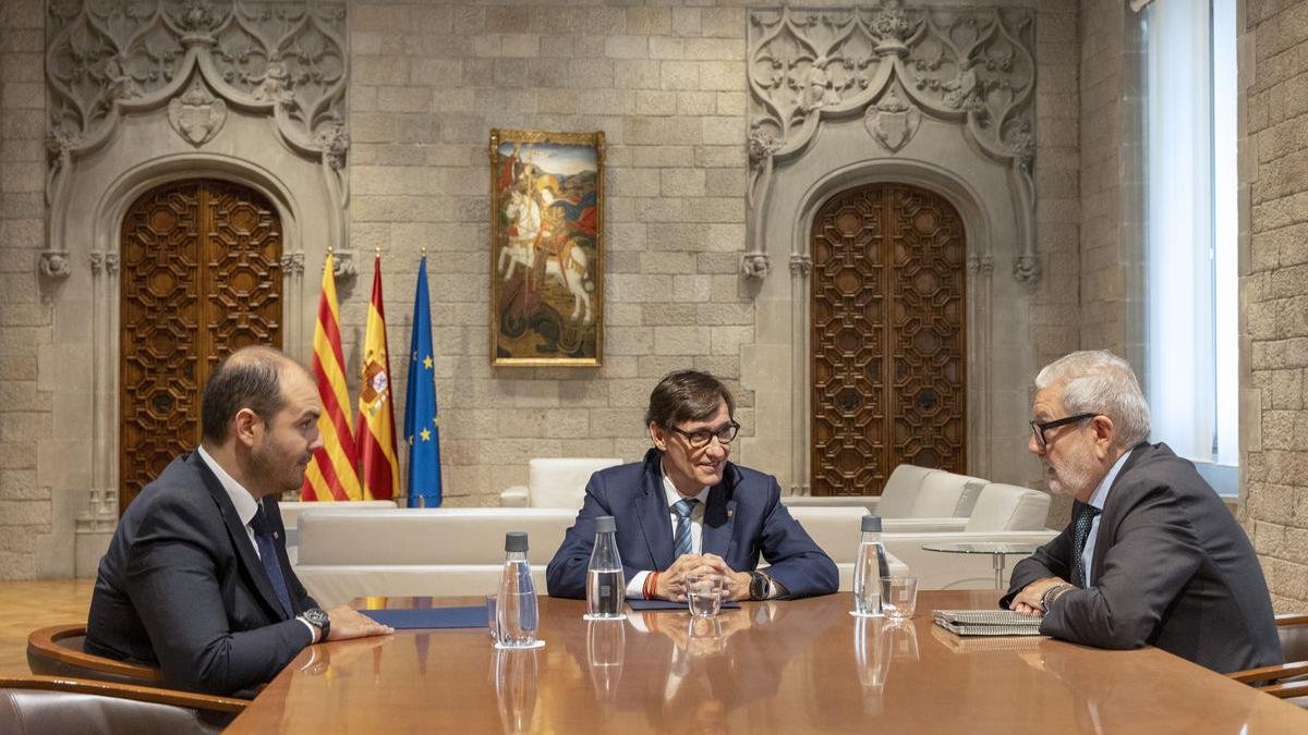 Albert Dalmau, Salvador Illa y Fèlix Larrosa ayer en la reunión en el Palau de la Generalitat. - PAERIA-RUBEN MORENO
