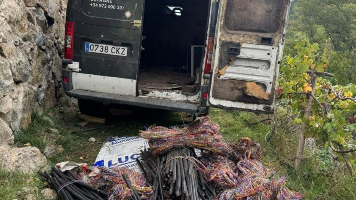 La furgoneta dels lladres i el material sostret.