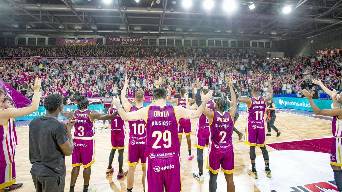 Los jugadores del Hiopos Lleida agradecen a sus seguidores el apoyo mostrado al término del partido ante el Barça en un Barris Nord lleno. - JORDI ECHEVARRÍA