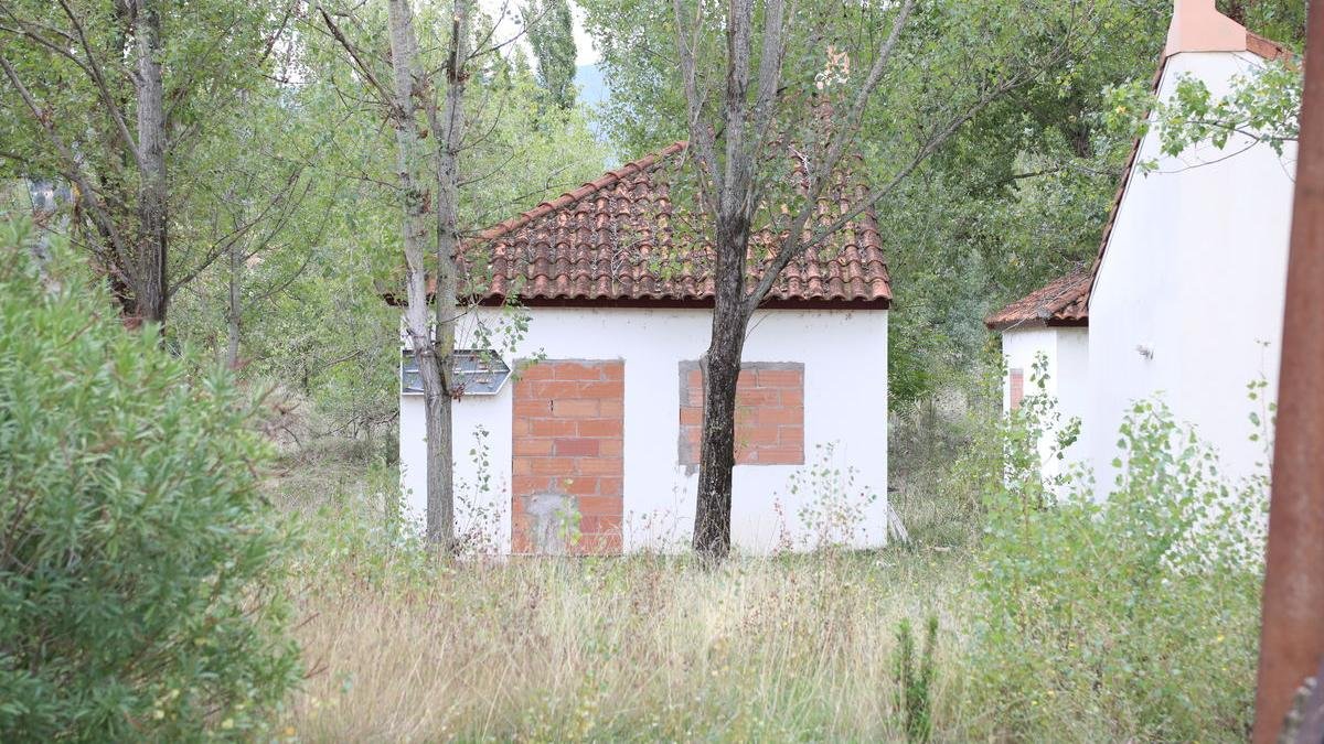 El ayuntamiento ha retapiado los bungalows que fueron okupados. - EDGAR ALDANA