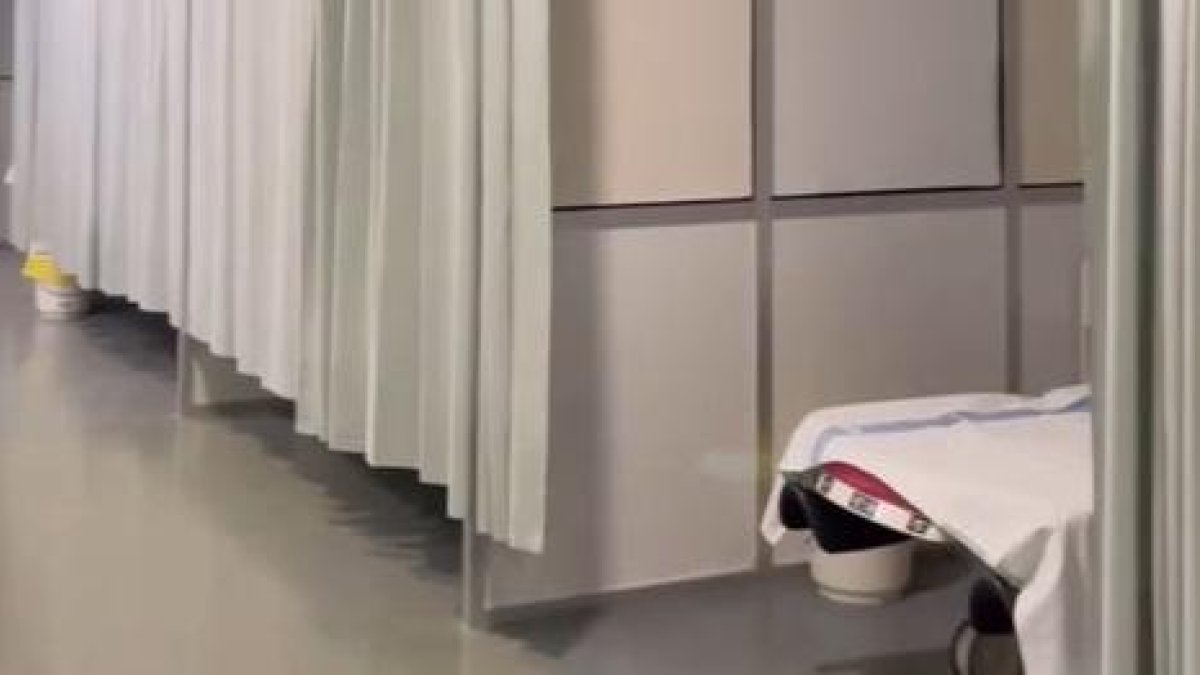 Àrea de dilatació d’Obstetrícia de l’Arnau, amb vuit llits separats per mampares i cortines.