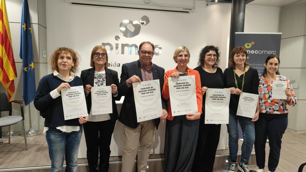 Llaràs y Trench, en el centro, junto con comerciantes y representantes de entidades que apoyan la iniciativa.