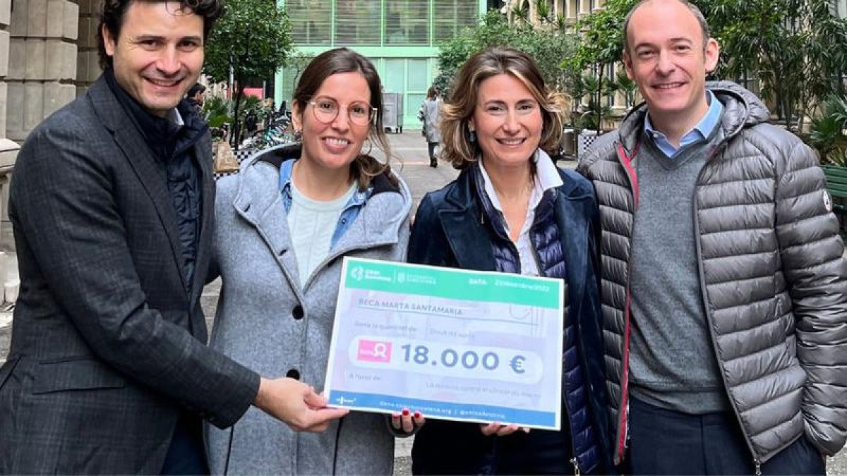 Entrega de la aportación de la Beca Marta Santamaria en 2022.