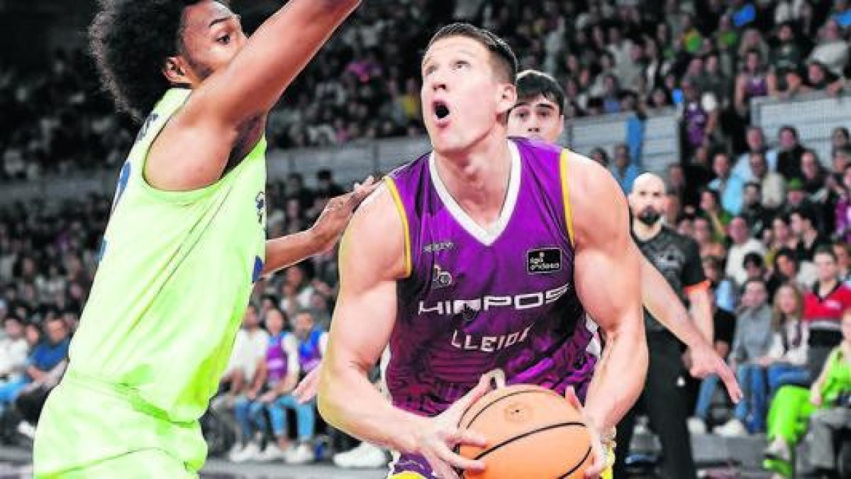 Luza Bozic, en una acción del partido contra el Barça. - SEGRE / FREEPIK