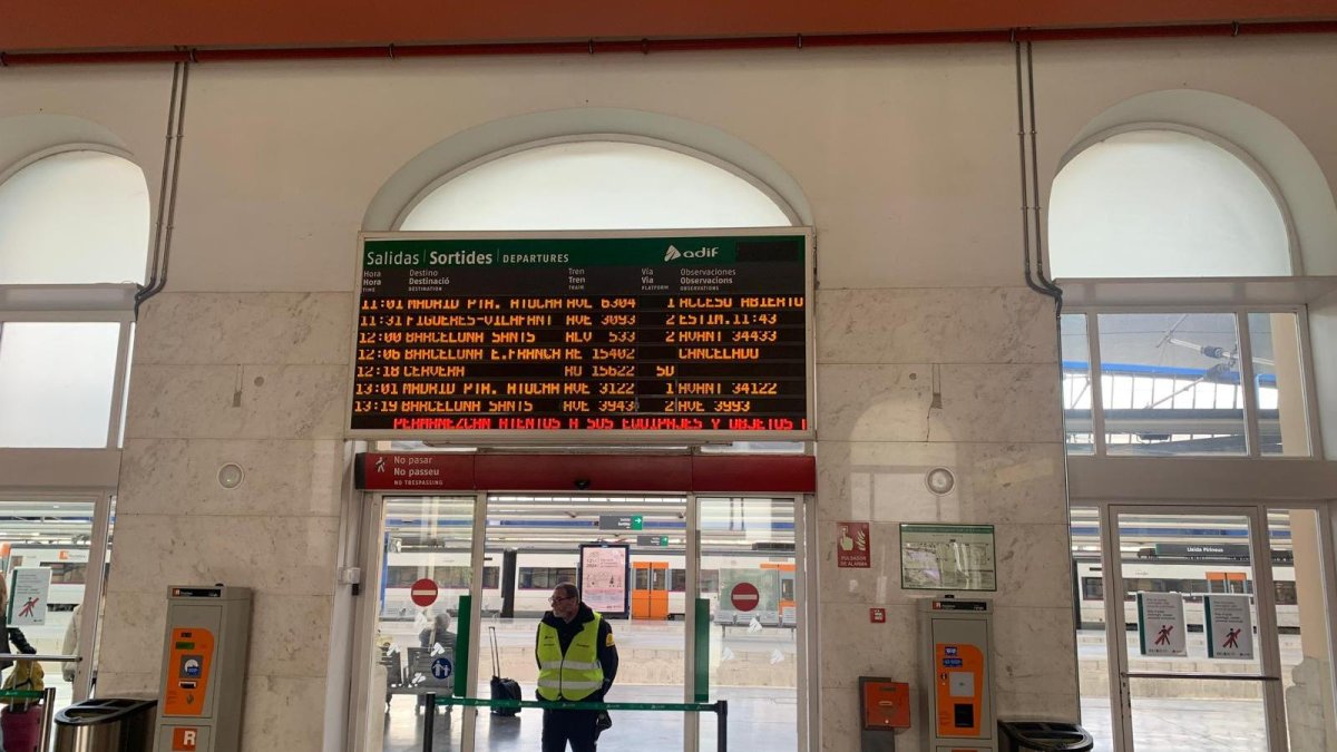 Un cartell informació a l'estació de Lleida aquest dilluns al matí.