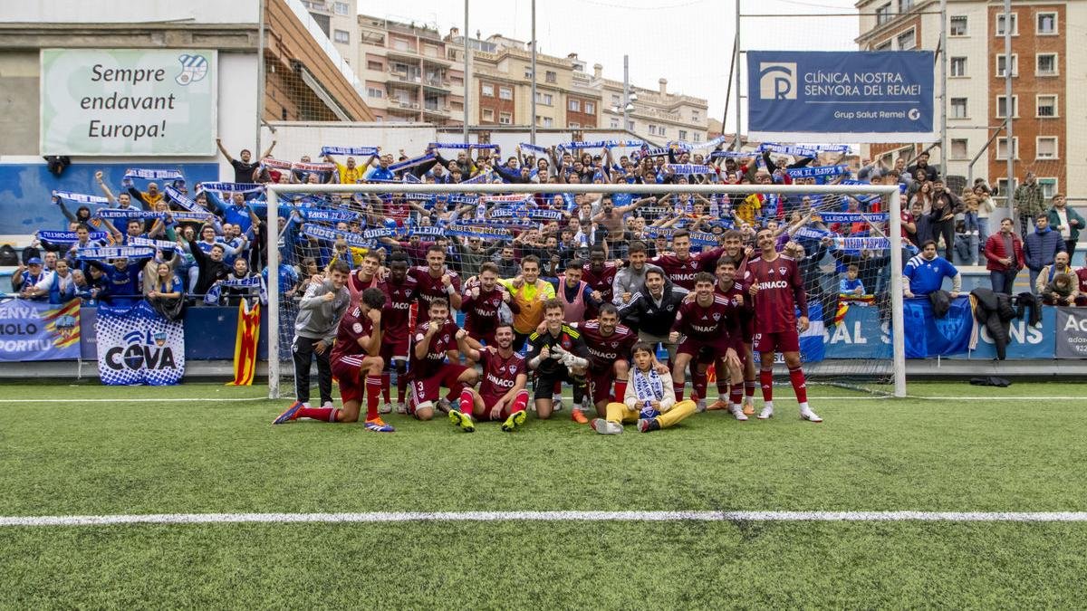 Els jugadors del Lleida celebren el triomf davant de l’Europa amb l’afició desplaçada al partit. - JORDI ECHEVARRIA