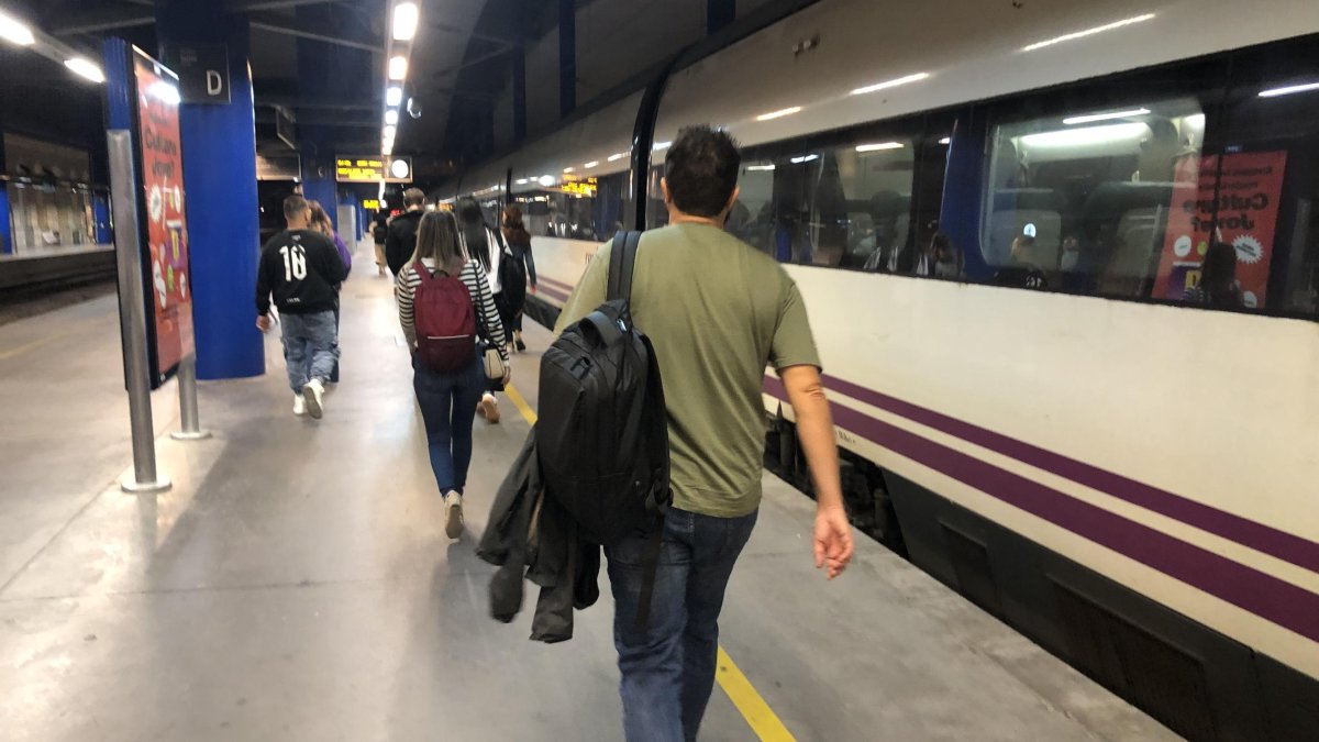 Pasajeros en la estación Lleida-Pirineus para tomar el nuevo tren Avant en Barcelona.