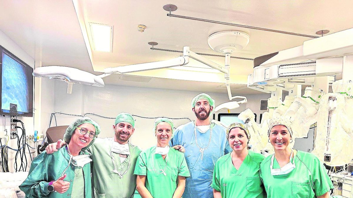 Primera cirurgia transanal robòtica menys invasiva a l’Arnau