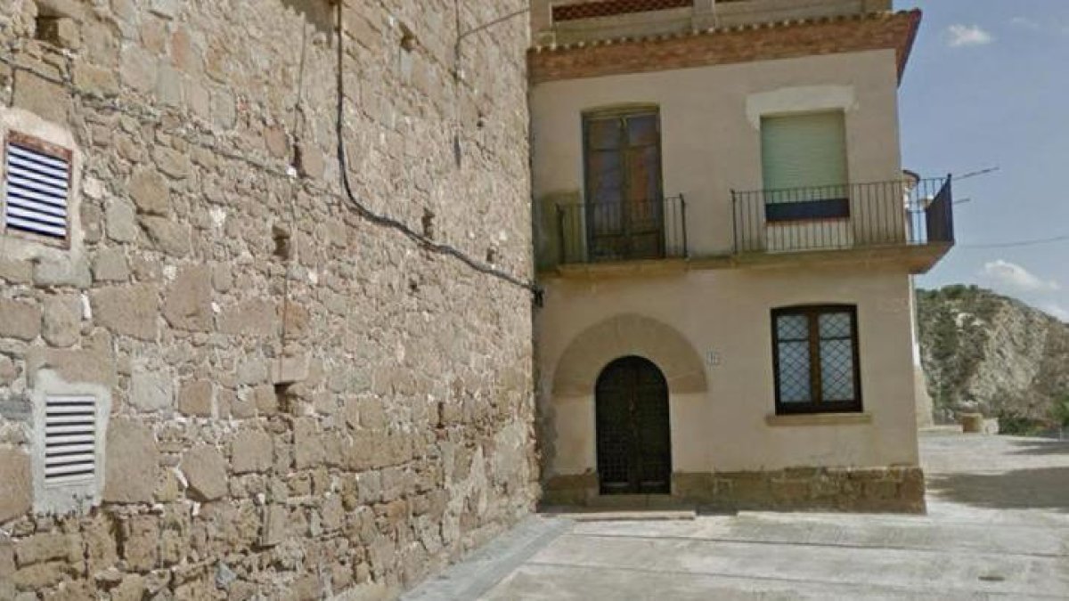 El edificio de la antigua rectoría en La Sentiu de Sió, que el consistorio quiere convertir en albergue. - AJUNTAMENT DE BALAGUER