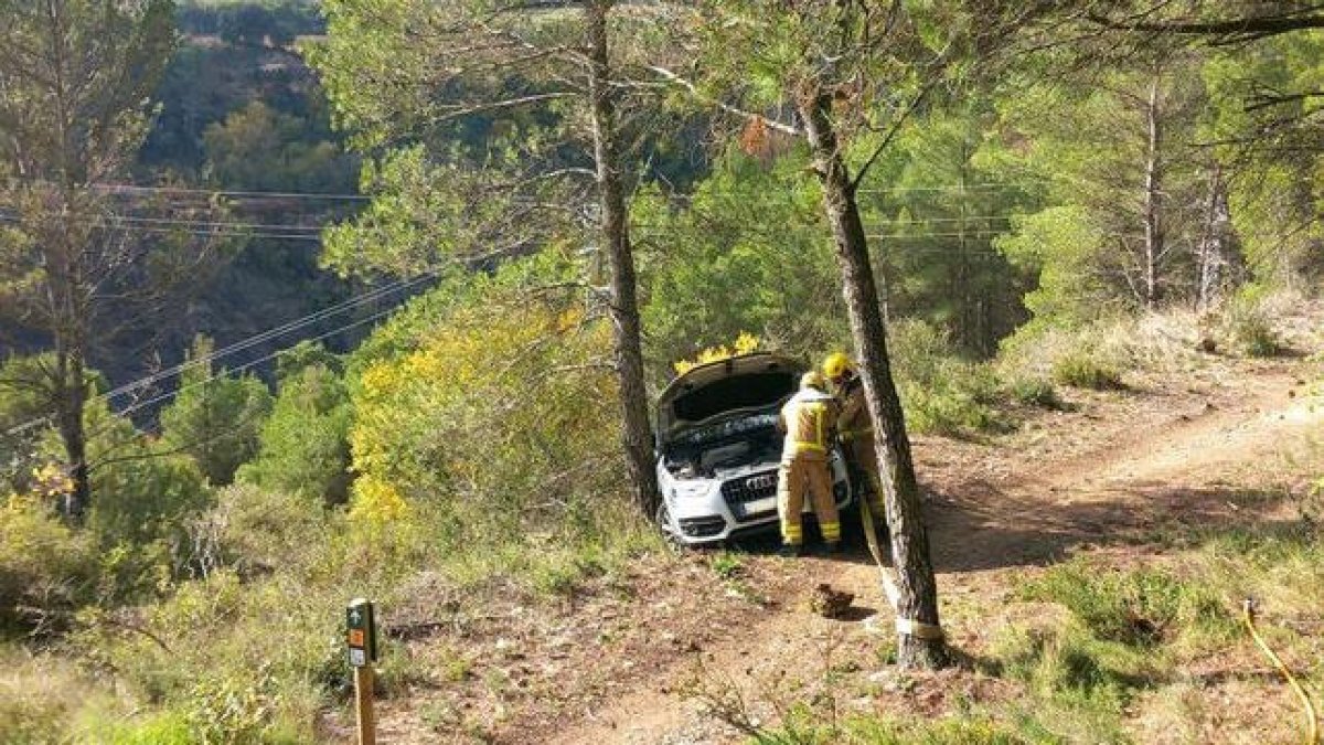 Se desfrena un vehículo sin ocupantes cerca del pantano de Sant Antoni - BOMBERS