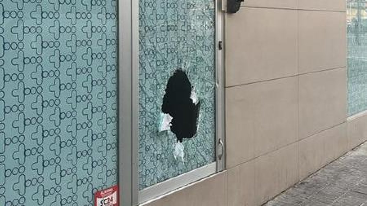 El ladrón entró en la farmacia tras reventar esta puerta. - F.S.F.