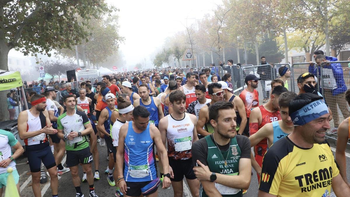 Corredors de la Mitja Marató de Lleida, diumenge abans de donar-se la sortida. - MAGDALENA ALTISENT