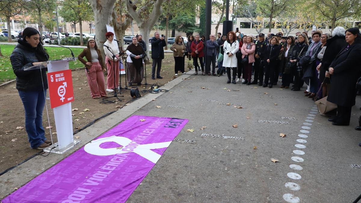 Acto institucional ayer en Lleida, conducido por la profesora Laura Lladós y con la actuación musical de Silvestres Veus. - JORDI ECHEVARRIA