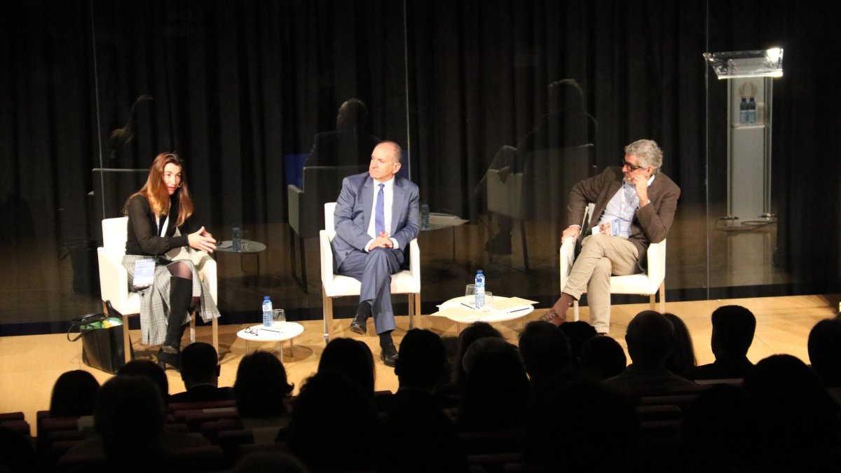 Los abogados Judit Gené y Jordi Pina durante la jornada inaugural del 6.º Congrés de l'Advocacia en La Llotja de Lleida.