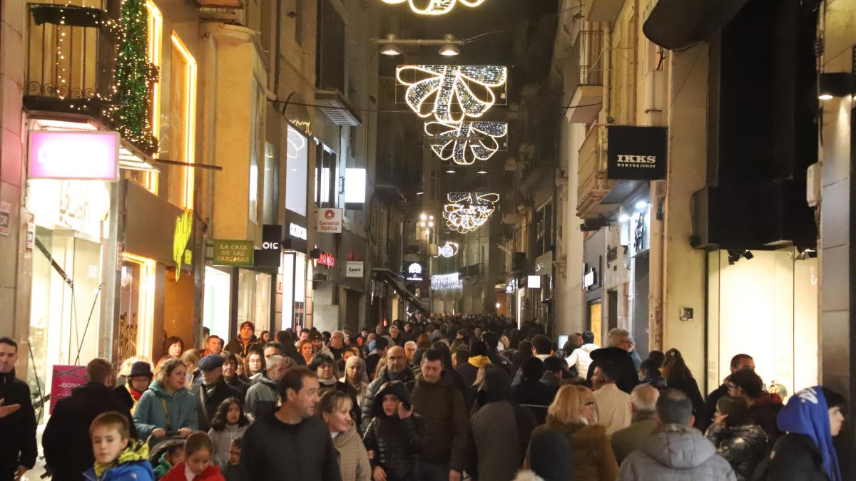 El Eix Comercial de Lleida estuvo ayer de lo más concurrido.
