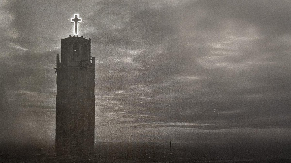 Una gran creu presidint el campanar de la Seu Vella de Lleida