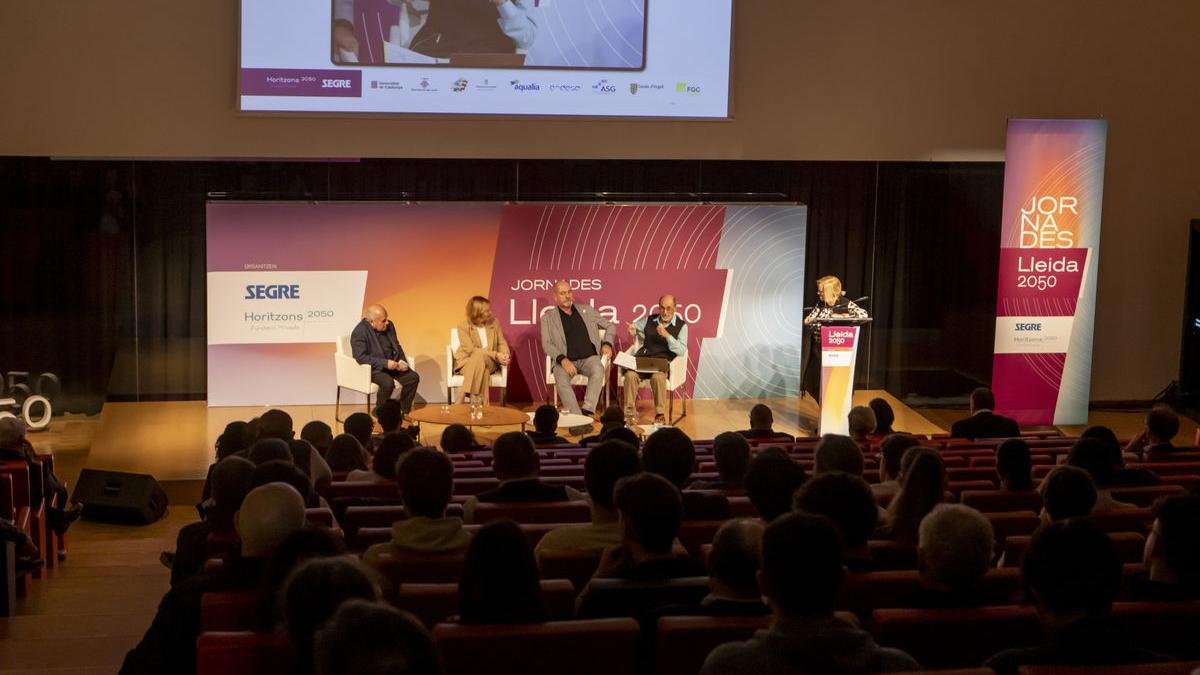 La jornada de debat es va desenvolupar a la Llotja i va comptar amb 21 experts i uns 220 assistents. - JORDI ECHEVARRIA