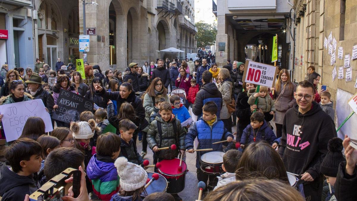 Una protesta de famílies de les escoles Espiga i Alba de Lleida a la plaça Paeria. - ROGER BARRAGÁN