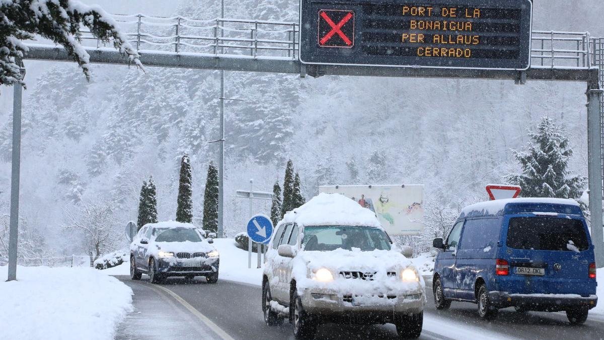 Un plafó a l’altura de Betren avisava ahir els conductors del tancament del port de la Bonaigua. - EDGAR ALDANA