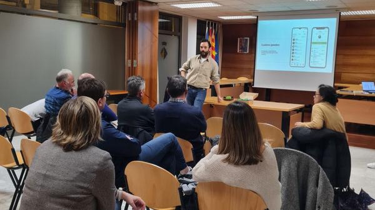 Presentación del proyecto a los ganaderos que pastan en fincas municipales de Tremp. - A. TREMP