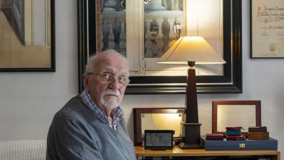 Joaquín Ureña en su estudio junto a una de sus piezas escultóricas de papel. - LLEONARD DELSHAMS