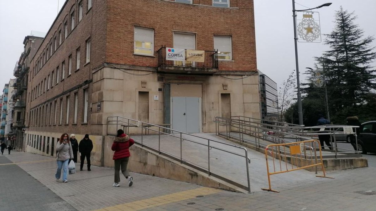 L’accés habitual al CUAP està tancat i de forma provisional s’hi accedeix pel lateral de l’edifici.