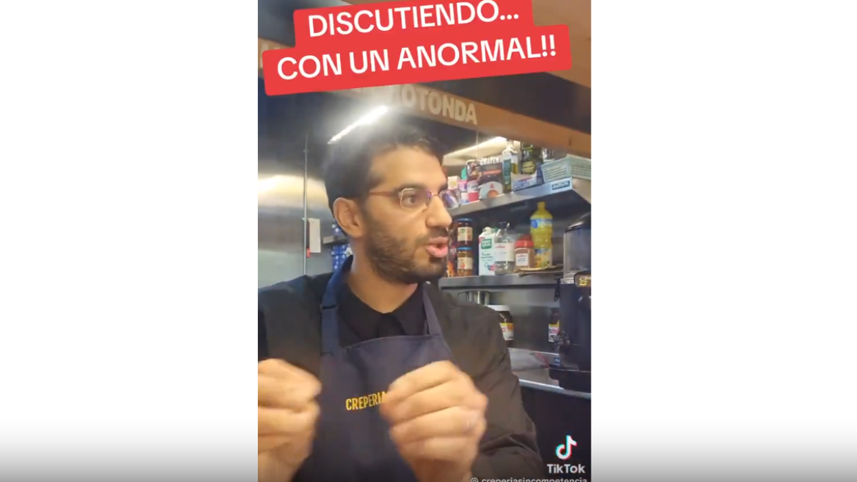 El propietari de la creperia, en un frame del vídeo