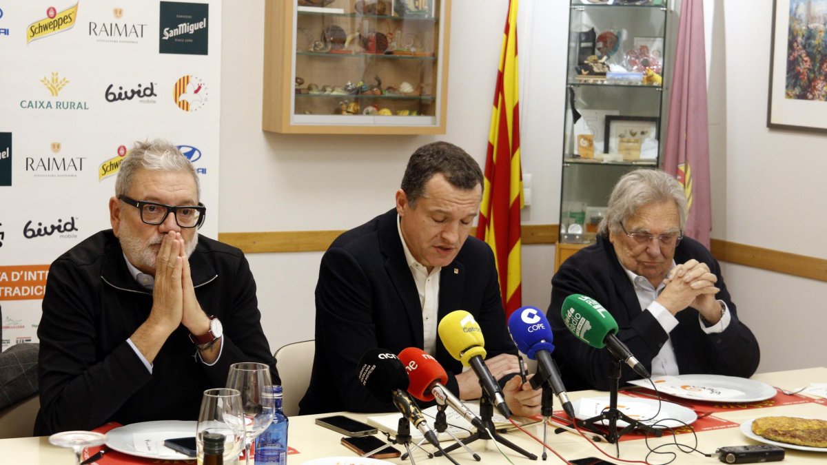 Fèlix Larrosa, Òscar Ordeig i Antoni Siurana, durant una trobada dels socialistes amb mitjans de comunicació a Lleida.