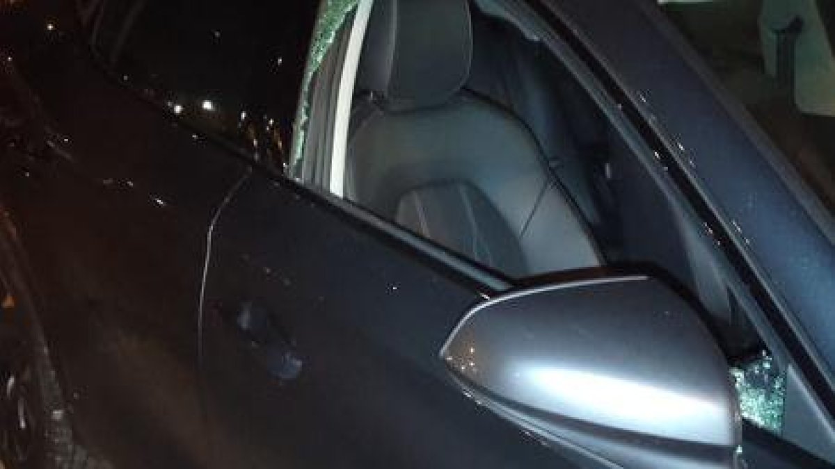 Vidre d'un cotxe trencat en un robatori a Lleida