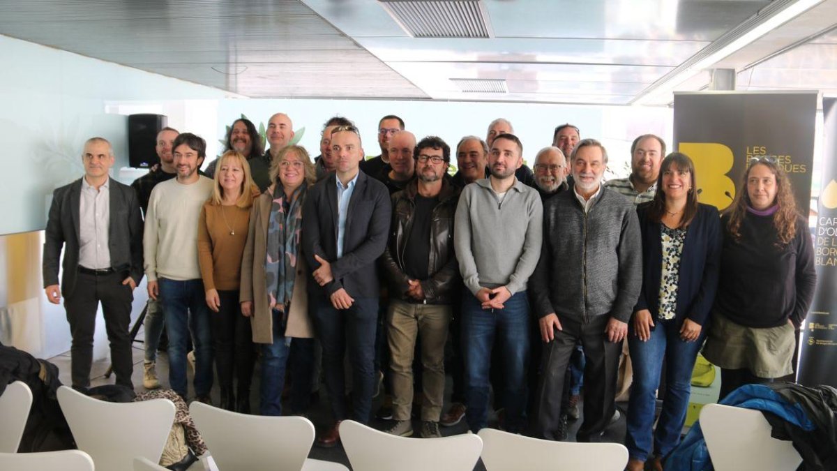Alcaldes de les Garrigues, el Pla d'Urgell, l'Urgell, la Noguera i el Segrià que han signat el manifest contra la planta Nova Tracjusa de Juneda.