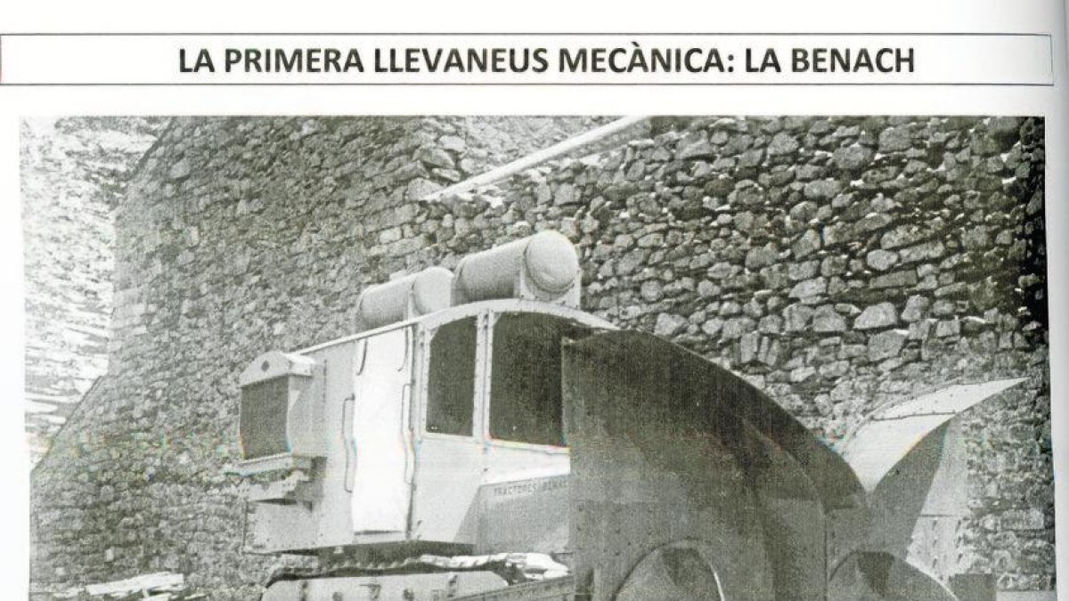 La primera llevaneu. Va ser una Benach, fabricada a Sant Sadurní d’Anoia i traslladada a Aran el 1929. A la imatge, al costat de l’ermita de la Mare de Déu de les Ares. La seua arribada va implicar avançar un mes i mig l’obertura del port.
