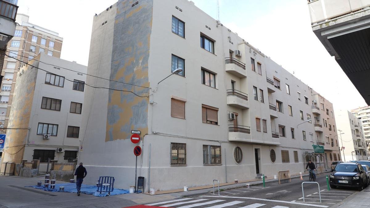 Façanes dels blocs pintades en beix i amb els últims trams encara pendents. - R.R.