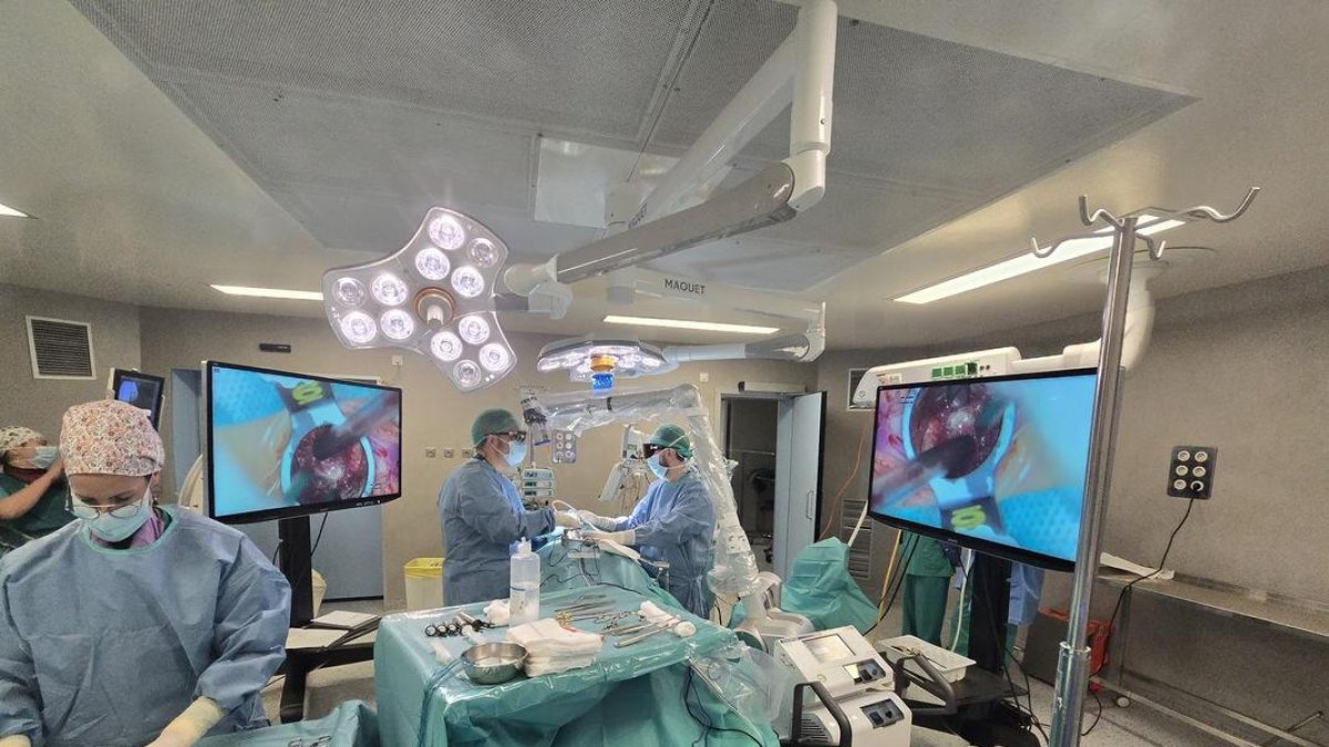 Cirugía a un paciente con lumbalgia utilizando exoscòpia microquirúrgica en Arnau. - ICS LÉRIDA