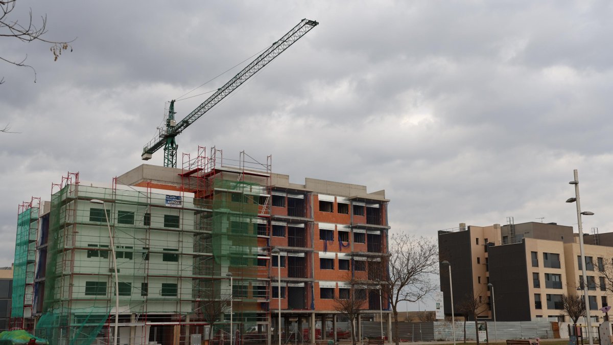 Los bloques de pisos protegidos en construcción en los Mangraners
