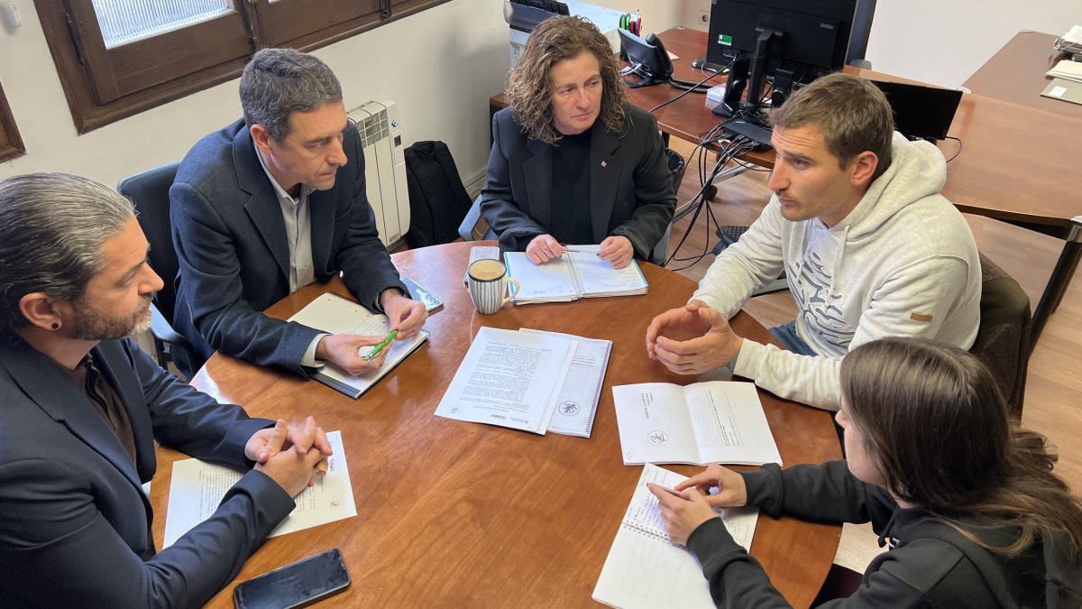 Representantes del Gremi de la Pagesia del Pirineu reunidos con la delegada del Govern en el Alt Pirineu, Sílvia Romero, en la delegación, en Tremp.