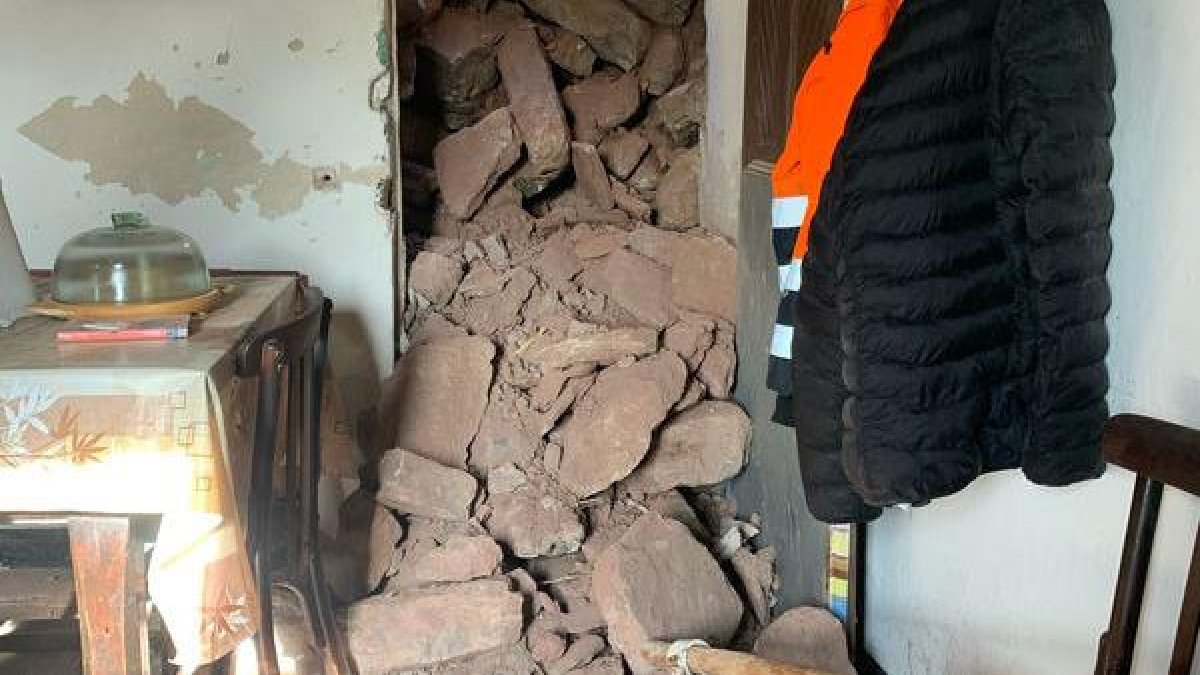 Las rocas derribaron la puerta de entrada de una de las casas y alcanzaron el salón. - EMD SELLUI