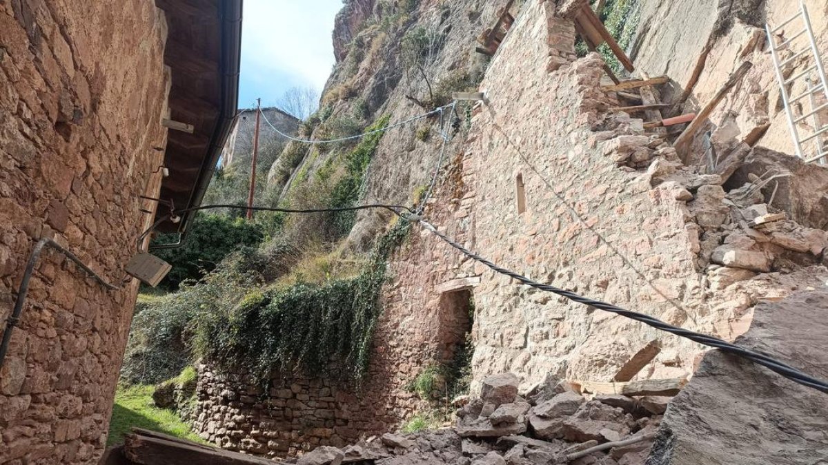 El despreniment posa en risc el subministrament elèctric del poble. - EMD DE SELLUI