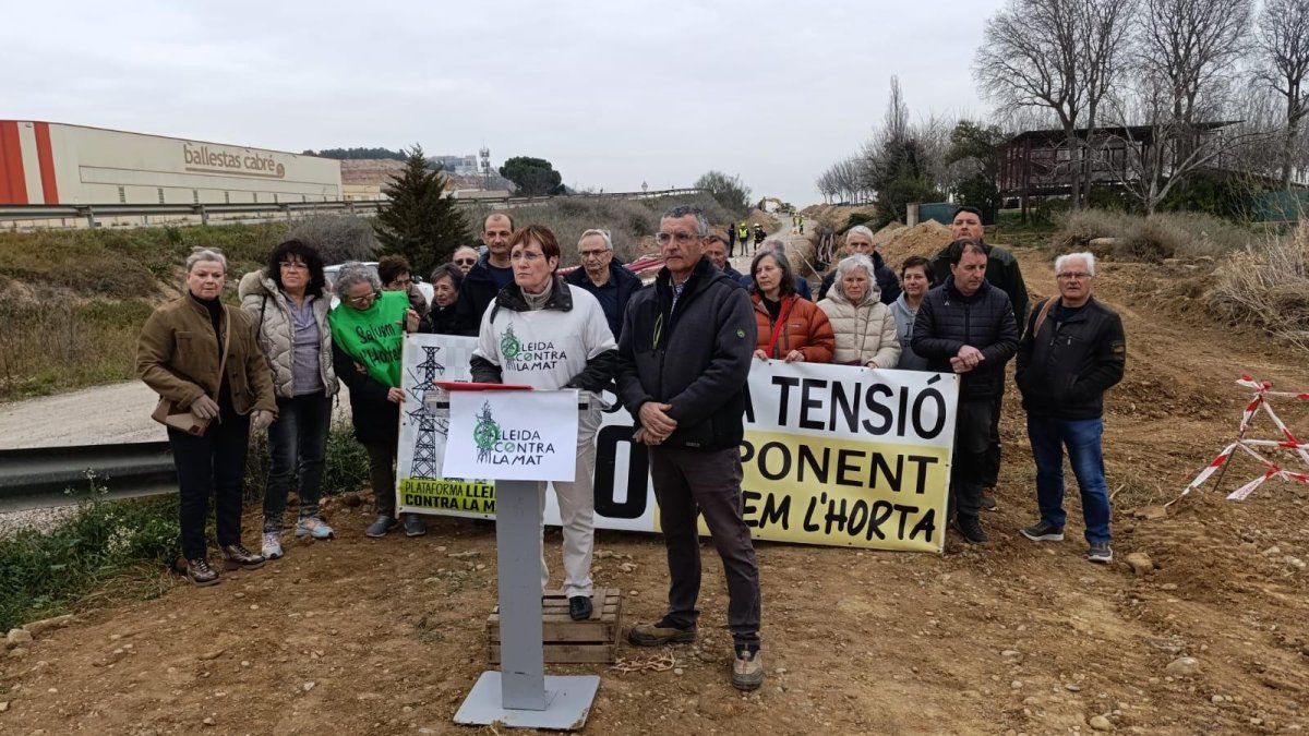 Integrants de la plataforma Lleida contra la MAT protestant davant les obres de la línia.