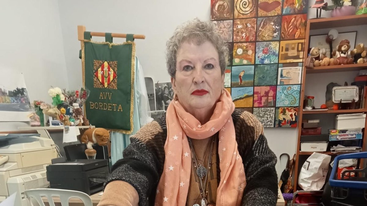 La presidenta de la Bordeta, amb el menjar trobat a les escombraries. - AV LA BORDETA