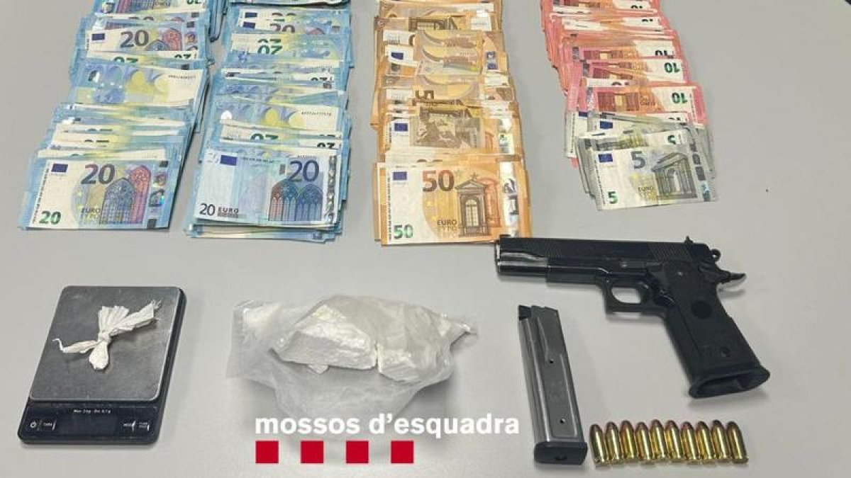 Imagen de las cámaras de seguridad, los 20.115 euros, los 201 gramos de cocaína y la pistola. - MOSSOS D’ESQUADRA