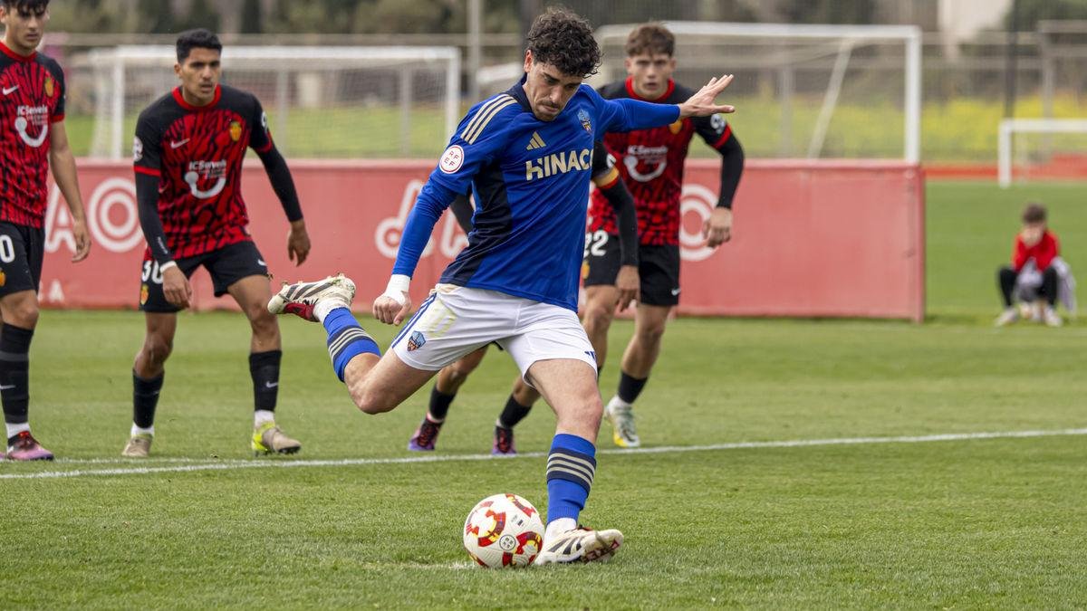 Adri Gené, en el penalti que significó el empate a uno. - JORDI ECHEVARRIA