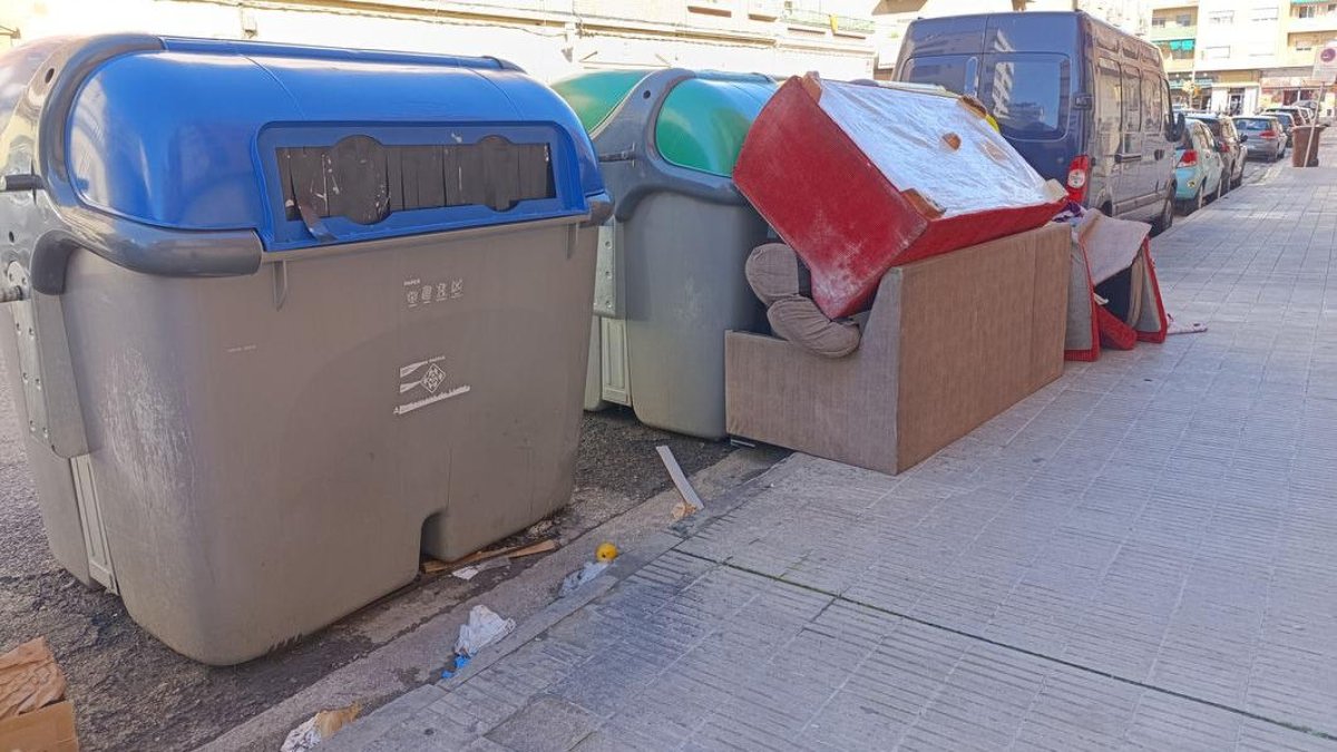 Sofás tirados junto a contenedores, ayer al mediodía en la calle Germanes Mirabal de Balàfia. - S.E.