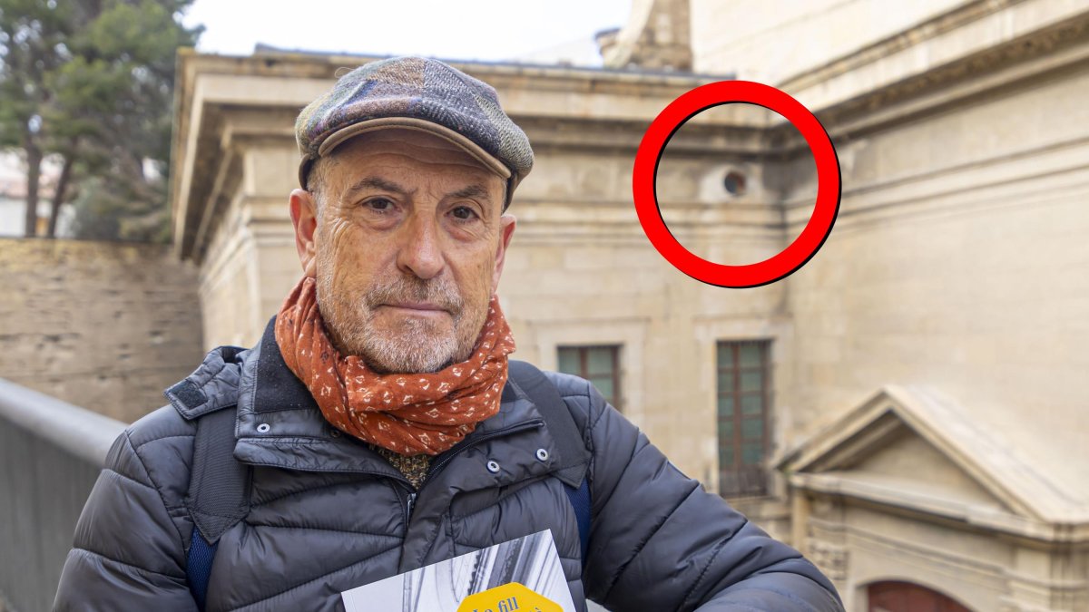 L’autor, amb la finestreta circular del seu ‘pis’ a la Catedral al fons.