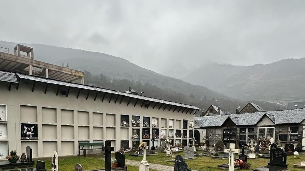 El cementerio de Vielha con cruces caídas por el fuerte viento.