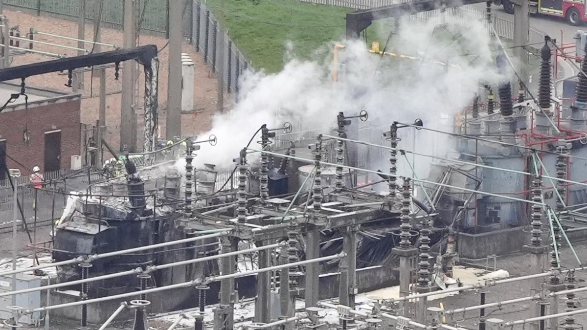 Humo en la estación eléctrica del aeropuerto de Heathrow en Londres.