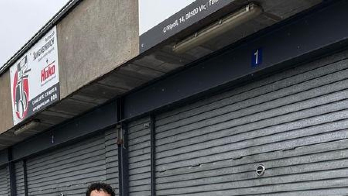 Iván Mateu, en su kart, junto a su mecánico Mario Martínez.