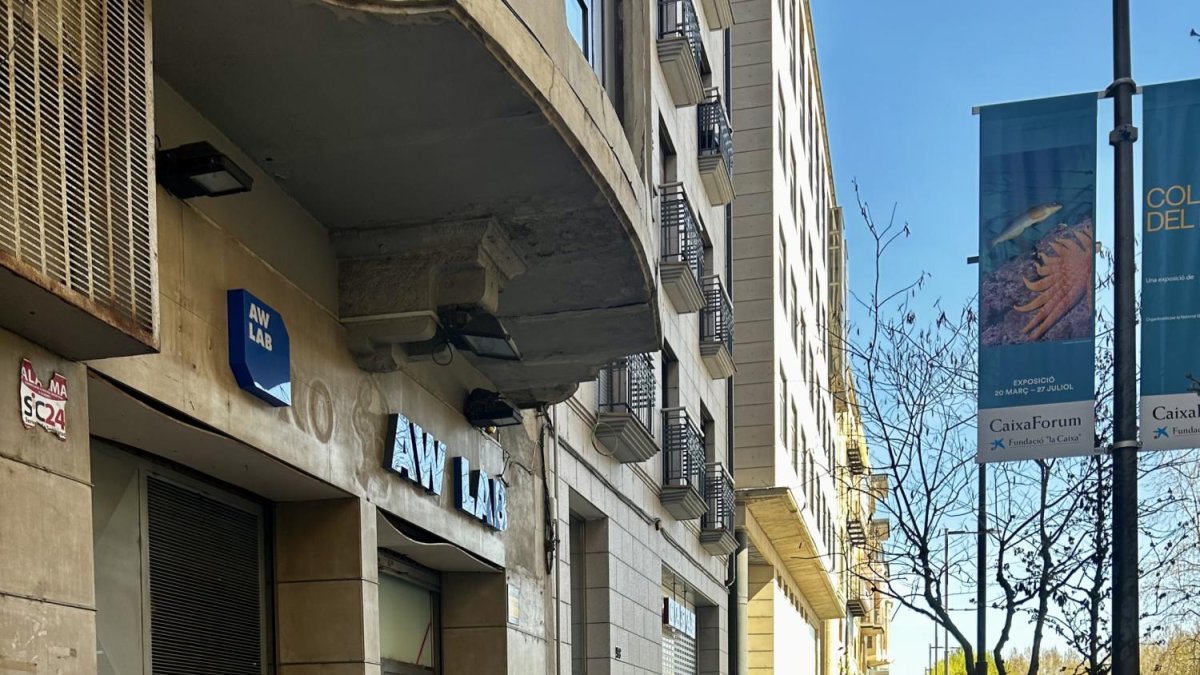 Cadena humana des de l'antic local, al número 62 de l'avinguda Blondel, fins al 44.