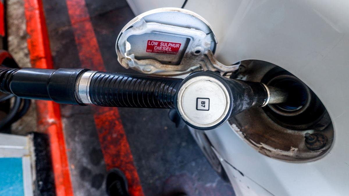 Un conductor llena el depósito de su vehículo en una estación de servicio. - RICARDO RUBIO / EUROPA PRESS